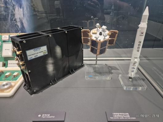 김승우 KAIST 기계공학과 명예교수가 2013년 1월 나로호 3차 발사 당시 세계 최초로 위성에 실어보낸 펨토초 레이저 발진기. 발사 실패에 대비해 여분으로 만들어 놓은 또 다른 장비가 현재 KAIST 본원 비전관에 전시돼 있다. 대전=김현일 기자