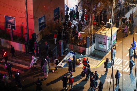 지난 1월 19일 오전 서울 마포구 서울서부지법 후문에서 윤 전 대통령 지지자들이 경내로 난입해 법원 창문과 외벽 등을 부수고 있다. [연합]