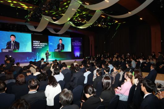 2025 세계녹색성장포럼(WGGF) 개막식에서  이강덕 포항시장이 개회사를 하고 있다.[포항시 제공)