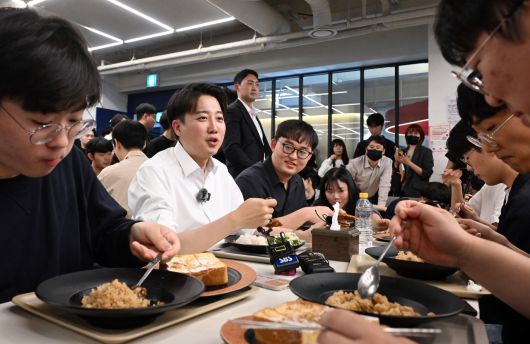 개혁신당 이준석 대선 후보가 13일 ‘학식먹자 이준석’ 행사가 열린 대구 경북대학교에서 학생들과 학식을 먹으며 대화하고 있다. [연합]