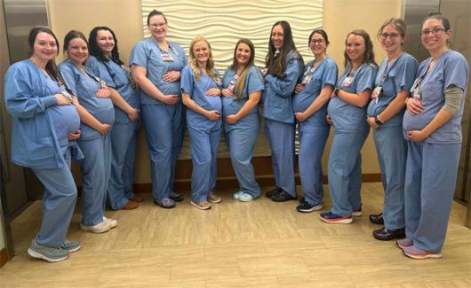 미국의 한 병원 산부인과 분만실에서 함께 근무하던 간호사 14명이 동시에 임신 중인 사실이 알려져 화제다. [HSHS 성 빈센트 병원]