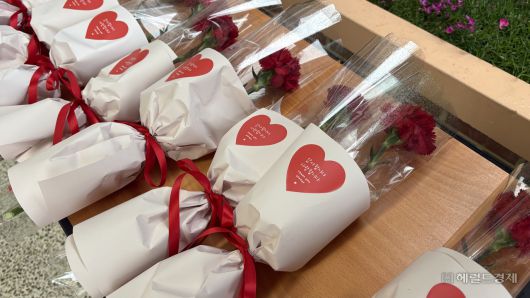 15일 스승의 날을 맞이해 동일초등학교에서 준비한 카네이션. 박연수 수습기자