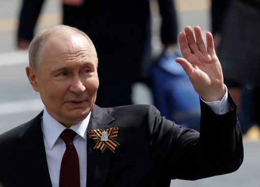 블라디미르 푸틴 러시아 대통령이 지난 9일 모스크바 광장에서 열린 제2차 세계대전 나치 독일의 승리 80주년을 기념하는 전승절 군사 퍼레이드 후 관중들을 향해 손을 흔들고 있다. [로이터]