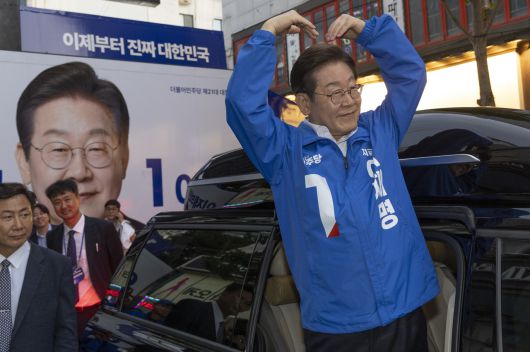 이재명 더불어민주당 대선후보가 14일 경남 거제시에서 유세를 마친 뒤 차량에 올라 지지자들을 향해 하트를 그리고 있다. [연합]