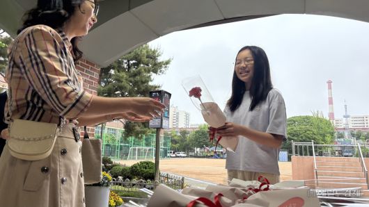 15일 노원구 동일초등학교에서 동일초 학생이 출근하는 선생님에게 카네이션을 전달하고 있다. 박연수 수습기자