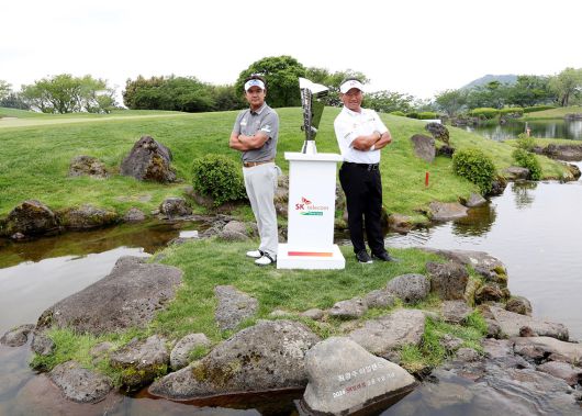 최경주(오른쪽)와 박상현이 14일 지난해 최경주의 기적같은 아일랜드 샷이 탄생한 제주 서귀포 핀크스GC 18번홀 그린 앞 섬에서 포즈를 취하고 있다.    [KPGA 제공]