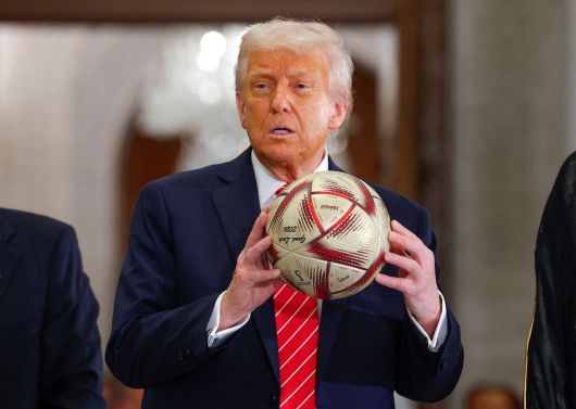 14일(현지시간) 도널드 트럼프 미국 대통령이 카타르 루사일의 루사일 궁전에서 열린 카타르의 타밈 빈 하마드 알 타니와 지아니 인판티노 FIFA 회장과의 행사에 참석하기 위해 축구공을 들고 있다. [AFP]