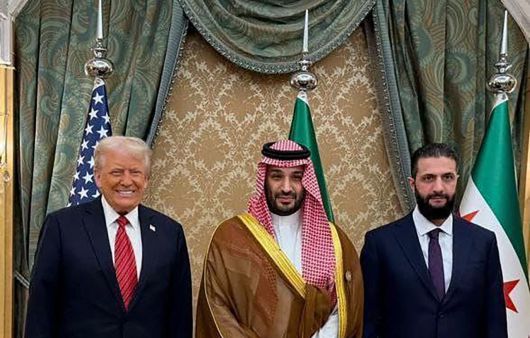 도널드 트럼프 미국 대통령(왼쪽), 아메드 알샤라 시리아 임시 대통령(오른쪽), 모하메드 빈 살만 사우디 왕세자(가운데)가 14일(현지시간) 사우디아라비아 리야드에서 만났다. [AFP]
