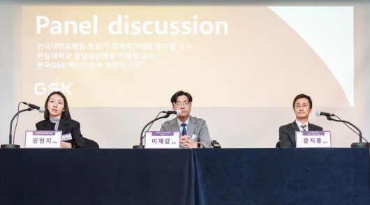 14일 열린 한국GSK 아렉스비 출시 기자간담회에서 권현지 한국GSK 전무(왼쪽), 이재갑 이재갑 한림대 강남성심병원 감염내과 교수(가운데), 문지용 건국대학교 호흡기-알레르기내과 교수(오른쪽)가 질문에 답하고 있다. [한국GSK 제공]