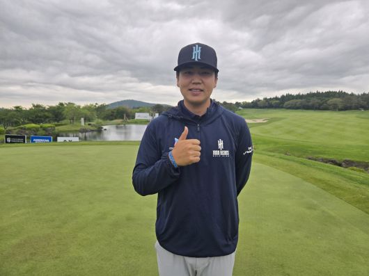 장유빈이 14일 SK텔레콤 오픈 채리티를 마친 뒤 포즈를 취하고 있다.   서귀포=조범자 기자