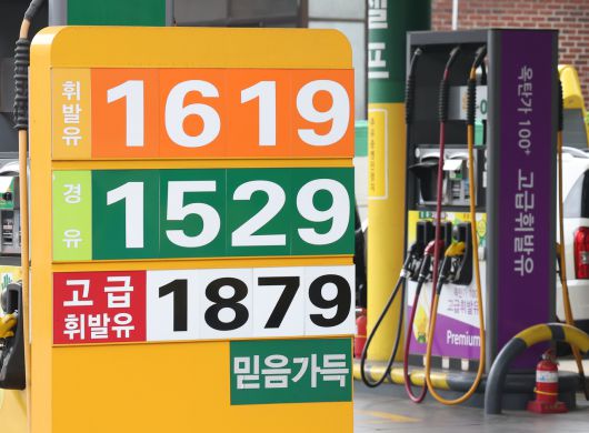 이번 주 국내 주유소 휘발유 주간 평균 가격이 13주 만에 상승 전환했다. 10일 한국석유공사 유가정보시스템 오피넷에 따르면 5월 첫째 주(4∼8일) 전국 주유소 휘발유 평균 판매가는 직전 주 대비 L당 4.3원 오른 1639.8원이었다. 사진은 11일 오전 서울 시내 한 주유소의 가격 안내문. [연합]
