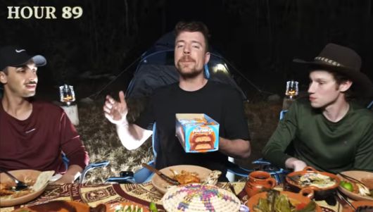 미스터 비스트가 멕시코 유적 소개 영상에서 자신의 초콜릿 브랜드 상품을 홍보하고 있다.  [미스터 비스트 유튜브 캡처]