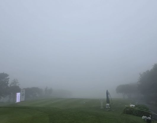 KPGA 투어 SK텔레콤 오픈 1라운드가 안개로 일시 중단됐다. 사진은 16일 오전 제주 서귀포 핀크스GC 10번홀 티박스에서 바라본 모습.   서귀포=조범자 기자