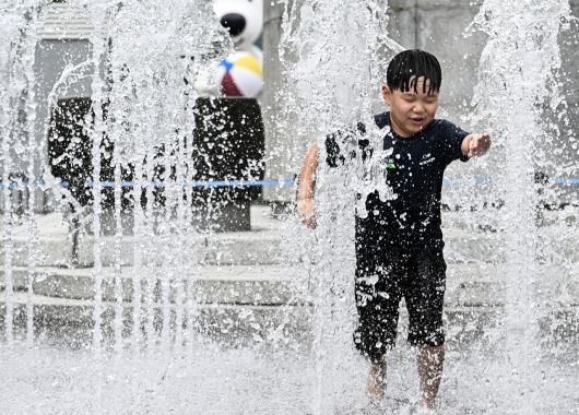 서울 종로구 광화문광장 분수대에서 어린이들이 즐겁게 물놀이를 하며 더위를 식히고 있다. 임세준 기자