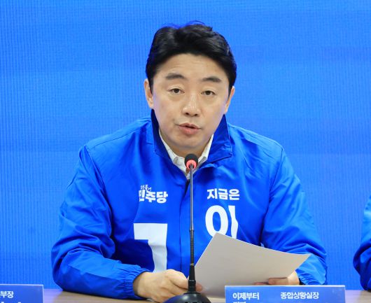 강훈식 더불어민주당 중앙선대위 종합상황실장. 사진은 15일 서울 여의도 중앙당사에서 열린 제4차 총괄본부장단회의에서 발언하는 모습. [연합]