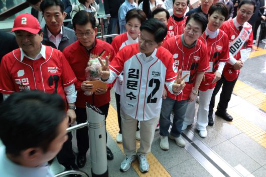 김문수 국민의힘 대통령 후보가 16일 오전 경기도 성남시 판교역 1번출구에서 출근길 시민들과 인사를 나누고 있다. 이상섭 기자