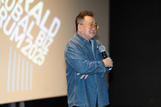 김영세 이노디자인 회장이 GBF 강연 도중 원우들의 질문을 받으며 좋은 디자인과 경영에 대한 철학을 공유하고 있다.   <사진제공=담다스튜디오>