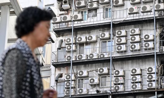서울 중구 남대문시장의 한 상가 건물에 설치된 실외기가 이른 아침부터 가동되고 있다. 임세준 기자