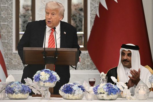 도널드 트럼프 미국 대통령이 14일(현지시간) 카타르에서 국빈 만찬 중 발언하고 있다. [AFP}