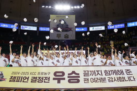 17일 서울 잠실학생체육관에서 열린 2024∼2025시즌 프로농구 서울 SK 나이츠와 창원 LG 세이커스의 챔피언결정전 7차전 경기에서 승리한 LG 선수들이 환호하고 있다. [연합]