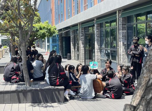 소풍같은 학교 생활. ‘햇살이 교과서가 되는 학교’를 지향해온 양산 효암고의 쉬는 시간 풍경