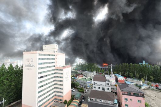 17일 오후 광주 광산구 송정동 금호타이어 광주공장에서 난 불로 일대가 검은 연기로 뒤덮여 있다. [연합]