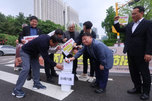 촛불행동 회원들이 16일 서울 서초구 서울중앙지방법원 앞에서 열린 지귀연 부장판사 면담 요청 기자회견에서 지 부장판사를 규탄하는 퍼포먼스를 하고 있다. [연합]