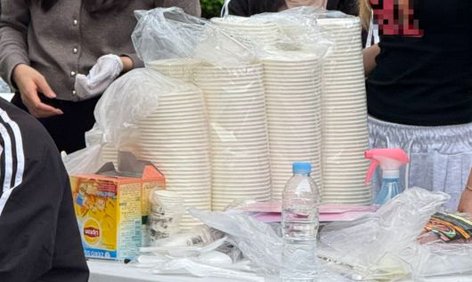 15일 서울 소재 한 대학교의 간이주점 테이블 위에 일회용품이 놓여 있다. 김광우 기자.