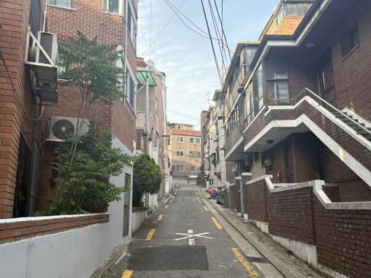 서울대입구역 인근 행운동 주택가 골목길. [정주원 기자]