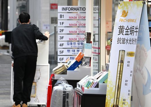 명동 상권에 보이는 중국어 메뉴판. [임세준 기자]