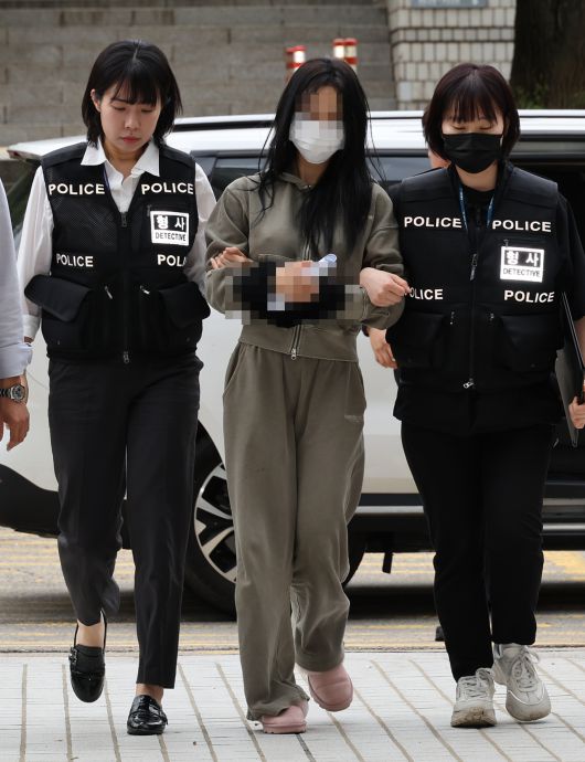 축구 국가대표팀 주장 손흥민의 아이를 임신했다고 주장하며 손씨에게 돈을 뜯어내려 한 20대 여성 양모씨가 17일 영장실질심사를 받기 위해 서울중앙지법에 들어서고 있다. [연합]