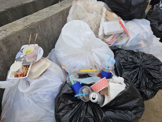 15일 오후 서울 소재 한 대학교 축제 현장에 버려진 쓰레기들. 김광우 기자.
