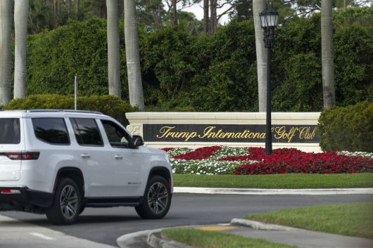 도널으 트럼프 대통령의 차량 행렬이 플로리다주 웨스트 팜 비치에 있는 트럼프 인터내셔널 골프 클럽에 도착하고 있다. [AP]