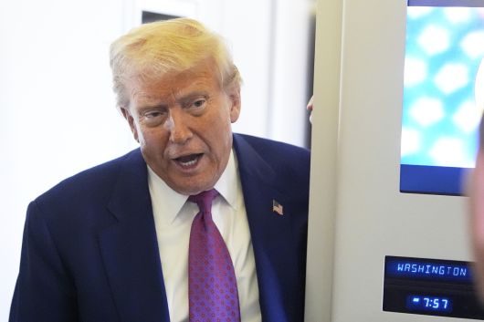 도널드 트럼프 미국 대통령이 15일(현지시간) 아랍에미리트 아부다비 국제공항에  도착하고 있다. [AP]