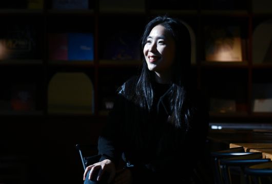 김수빈 번역가가 서울 송파구의 한 카페에서 헤럴드경제와 인터뷰에 앞서 포즈를 취하고 있다. 임세준 기자