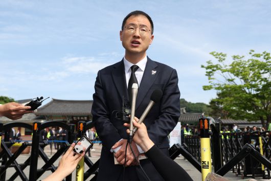 이재명 더불어민주당 대선후보 지지를 선언한 무소속 김상욱 의원이 18일 광주 북구 운정동 국립5·18민주묘지 민주의 문 앞에서 더불어민주당 입당 기자회견을 하고 있다. [연합]