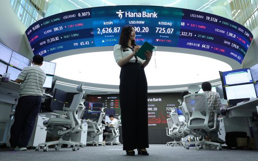 사진은 서울 중구 하나은행 딜링룸에 딜러들이 원/달러 환율 등을 살피고 있는 모습 [연합]