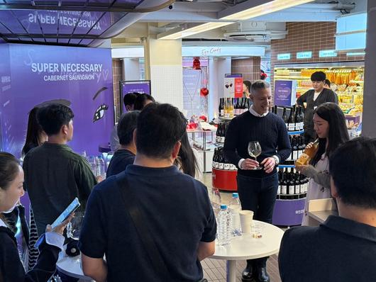 마스터 소믈리에 데니스 켈리가 16일 서울 성동구 성수동 ‘도어 투 성수’에서 시음회를 진행하고 있다. [GS리테일 제공]