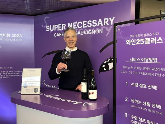 마스터 소믈리에 데니스 켈리가 16일 서울 성동구 성수동 ‘도어 투 성수’에서 헤럴드경제와 인터뷰하고 있다. [GS리테일 제공]