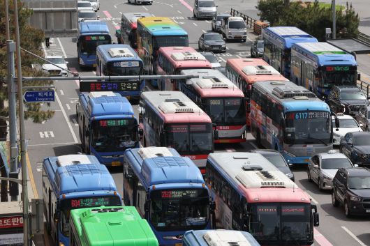 한국노총 전국자동차노조연맹은 8일 전국 대표자회의를 열고 서울, 부산, 인천, 경기 등 22개 지역 전국자동차노동조합연맹 산하 시내버스 노조가 노사교섭 결렬 시 오는 28일 동시 총파업을 예고했다. 사진은 8일 서울역 앞 버스환승센터 정류장 버스 모습. <연합뉴스>