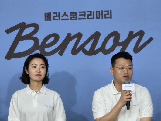 오민우(오른쪽) 베러스쿱크리머리 대표이사가 19일 오전 서울 강남구 벤슨 1호점에서 브랜드를 소개하고 있다. 정석준 기자