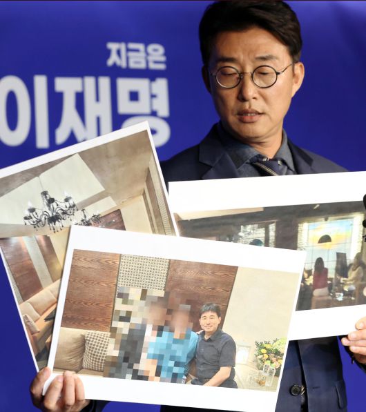 노종면 더불어민주당 선대위 대변인이 19일 서울 여의도 당사에서 윤석열 전 대통령의 내란우두머리 혐의 사건 1심 재판장인 지귀연 서울중앙지법 부장판사의 ‘룸살롱 접대 의혹’에 대한 기자회견을 열고 의혹 관련 자료라고 주장하는 사진을 공개하는 모습. 이상섭 기자.