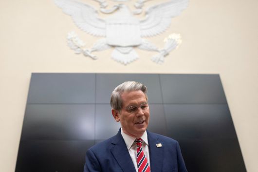 미국 정부의 신용등급이 지난 16일(이하 현지시간) Aaa에서 Aa1으로 강등된 데 대해 스콧 베선트 미 재무장관이 18일 “나를 포함해 모든 사람들이 무디스 신용평가기관의 국가신용등급은 ‘후행 지표’라고 생각하고 있을 것”이라며 강한 유감을 표했다. 사진은 베선트 장관이 지난 7일 미 워싱턴D.C. 국회의사당에서 열린 하원 금융서비스위원회 청문회에서 증언하는 모습 [로이터]