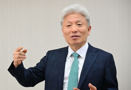 허재준 한국노동연구원 원장이 25일 오전 서울 여의도 한국노동연구원 회의실에서 헤럴드경제와 인터뷰를 하고 있다.  허 원장은 “임금 감소 없는 근로시간 단축은 양극화 심화하겠다는 선언과 같다”고 말했다. 이상섭 기자