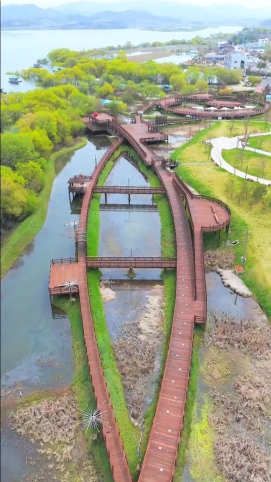 예당호의 예술적인 데크길