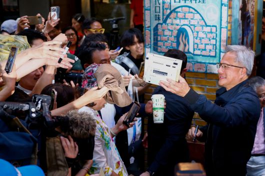 19일(현지시간) 엔비디아의 젠슨 황 CEO가 대만 타이베이의 한 식당 밖에서 미디어와 지지자들에게 인사하고 있다. [로이터]