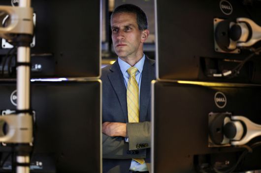 뉴욕증권거래소(NYSE)에서 마감 벨이 울리는 동안 트레이더가 작업하고 있는 모습. [로이터]