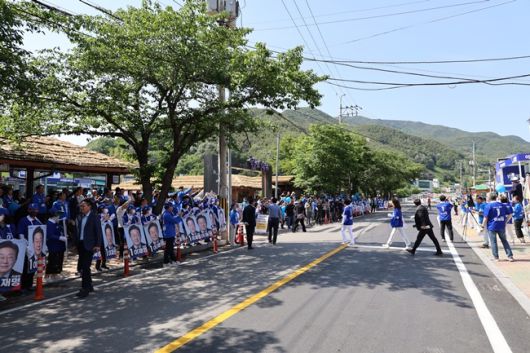 20일 화개장터에서 열린 민주당 전남·경남도당 합동 유세장에 당원과 지지자, 지역민들로  붐비고 있다.  [민주당 제공]