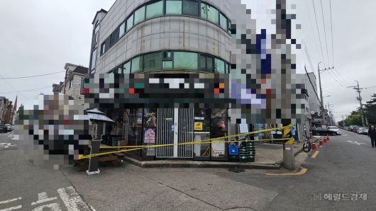 시흥 흉기 살인 사건 용의자인 차철남이 19일 오전 자신의 주거지 인근 편의점 주인인 60대 여성에게 흉기를 휘둘러 상해를 입혔다. 박지영 기자.