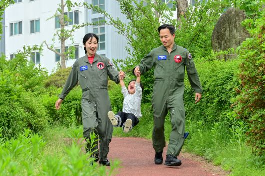 공군 부부 조종사가 처음으로 해외연합훈련에 참가한다. 남편 강명진 소령(38)과 아내 윤해림 소령(여·37)이 그 주인공이다. 공군은 부부의 날을 하루 앞둔 20일 강 소령과 윤 소령이 내달 12~27일 미 태평양 공군사령부가 주관하는 다국적 연합 공중전투훈련인 ‘레드플래그 알래스카’에 참가한다고 밝혔다. 아들과 함께 한 강 소령과 윤 소령. [공군 제공]